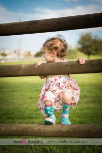 Ritratto fotografico di una bambina di due anni al parco Bambina di due anni al parco