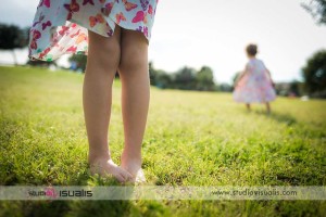 Ritratto fotografico di due bambine al parco Bambine di due e cinque anni al parco