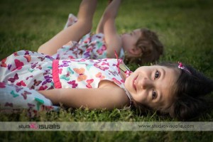 Ritratto fotografico di due bambine al parco Bambine di due e cinque anni al parco