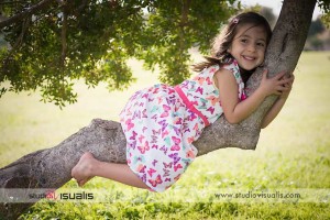 Ritratto fotografico di una bambina di cinque anni al parco Bambina di cinque anni al parco