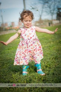 Ritratto fotografico di una bambina di due anni al parco Bambina di due anni al parco