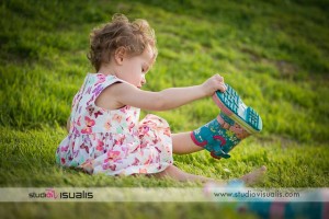 Ritratto fotografico di una bambina di due anni al parco Bambina di due anni al parco