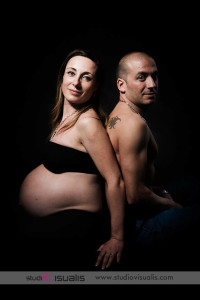 Coppia di futuri genitori al nono mese di gravidanza Ritratto in studio di futuri genitori con lei incinta al nono mese