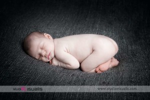Neonata in posizione fetale