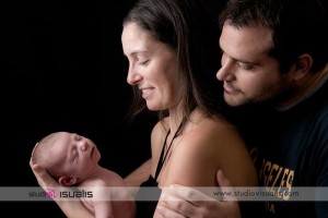 Ritratto di famiglia su fondo nero