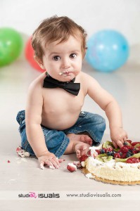 Smash the Cake di Leonardo con mani nella torta di compleanno