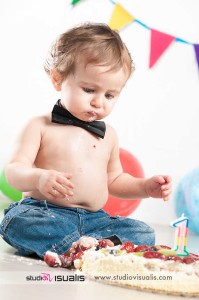 Smash the Cake di bambino davanti a torta di primo compleanno