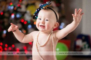 Bambina felice balla con luci natalizie
