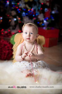 Bambina con ali d'angelo e bacchetta magica verticale