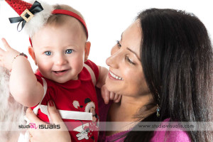 Bambina con vestitino rosso con la mamma