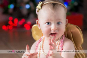 Bambina con ali dorate e bacchetta magica