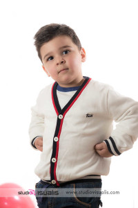 Bambino con espressione curiosa