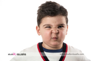Bambino con espressione buffa
