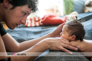 Foto di backstage di Fabrizio durante una posa di un neonato
