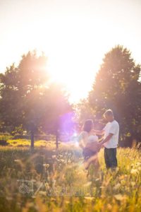 Coppia romantica in dolce attesa al parco con flare