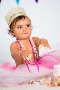 Bambina con torta compleanno sulle mani