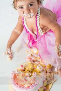 Bambina vestita con costume per Smash the Cake