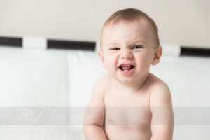 bambino con smorfia buffa