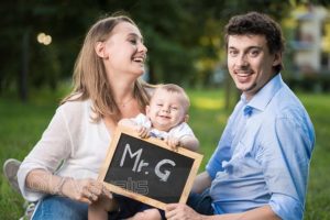 bambino-genitori-con-lavagna-parco