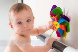 bambino occhi azzurri con girandola in mano