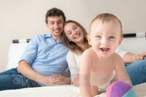 bambino con genitori su lettone