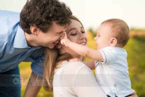 bimbo ride e tocca naso di papá