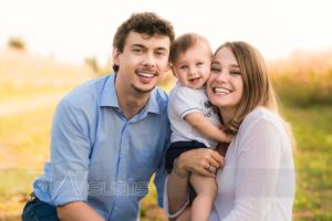 ritratto famiglia sorride in campagna