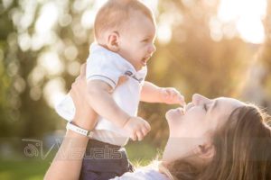 mamma tiene in braccio il bambino controluce