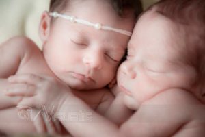 Gemelli neonati addormentati abbracciati