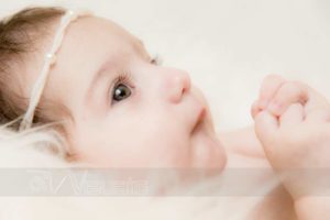 profilo di bambina neonata sveglia in primo piano