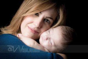 ritratto mamma e bambina di 3 mesi sfondo nero
