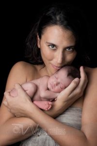 Ritratto di mamma con neonata su sfondo nero