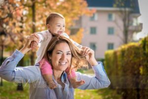 bambina ride su spalle della mamma