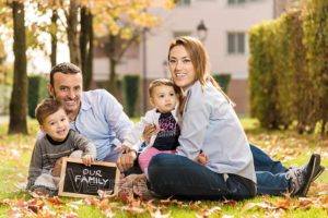 ritratto di famiglia sul prato
