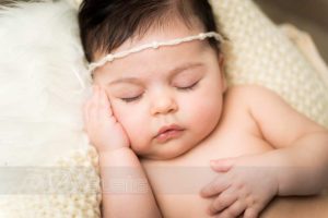bambina addormentata con manina sulla guancia