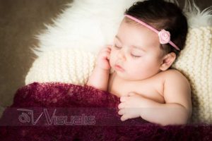 bambina addormentata con copertina viola e fiore rosa