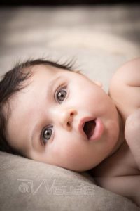 bambina piccola con bocca aperta