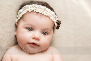 bambina piccola con fascia di pizzo in testa