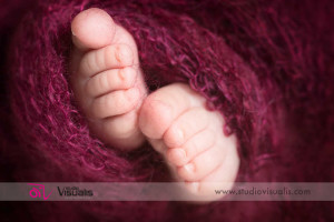 primo piano piedini su sfondo viola