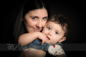 Ritratto di mamma con bambino su sfondo nero