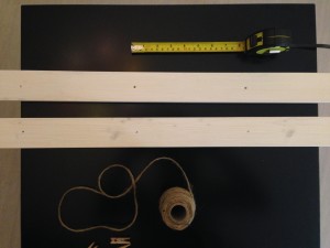 assi di legno con buchi ogni 20 cm e metro