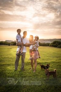 Controluce di genitori, figli e cani