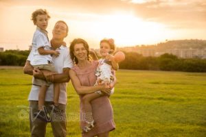 Ritratto di famiglia all'aperto al tramonto