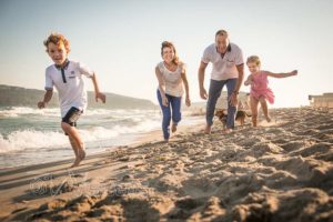 Famiglia gioca sulla spiaggia