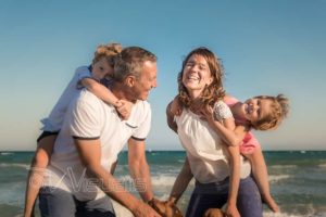 Foto di famiglia felice al mare