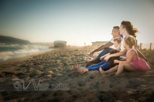 Famiglia guarda l'orizzonte al mare