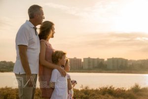 Famiglia guarda l'orizzonte davanti al mare