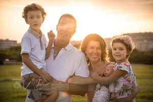 Ritratto di famiglia in controluce al tramonto