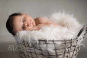 neonato addormentato su pelliccia dentro pelliccia