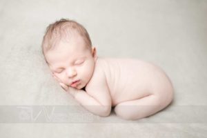 neonato addormentato su sfondo bianco